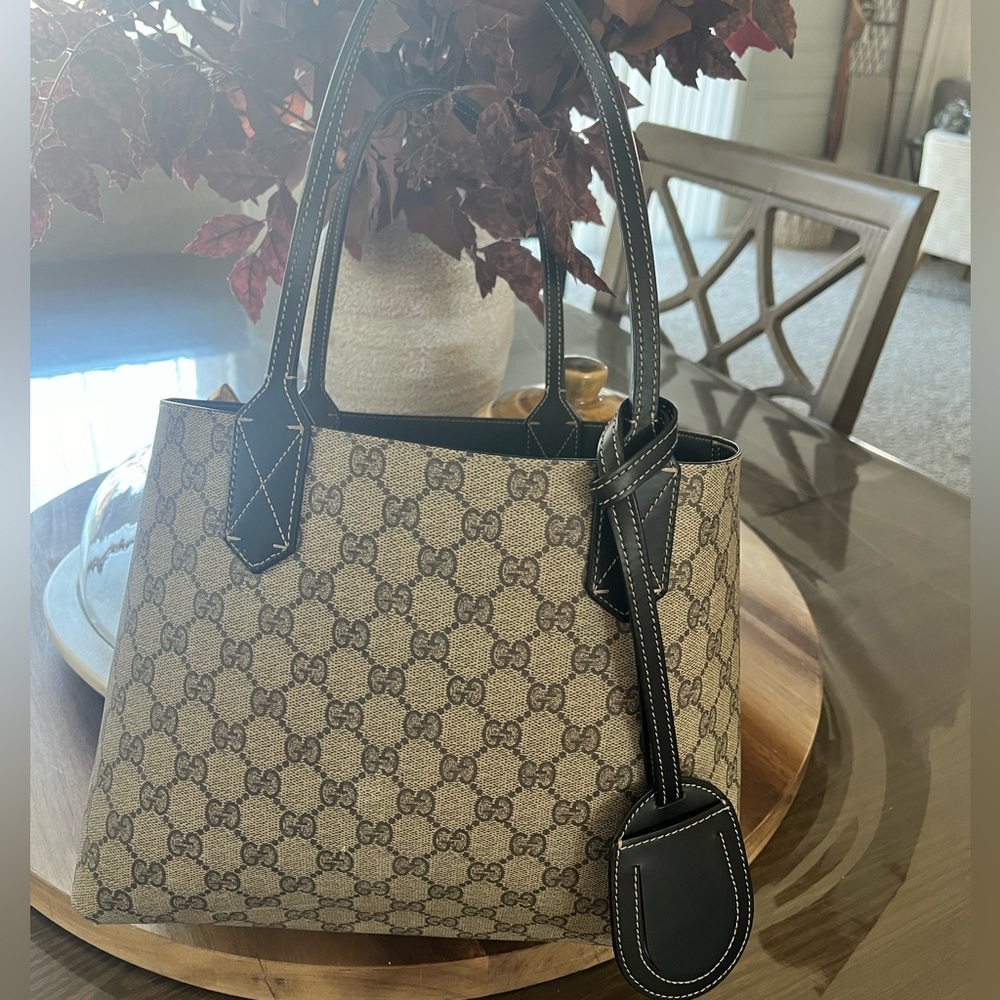 Medium size reversible handbag, Gucci good condition